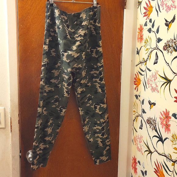 Breezies Camo Leggings (Fits like 1X-2X) - Picture 10 of 10